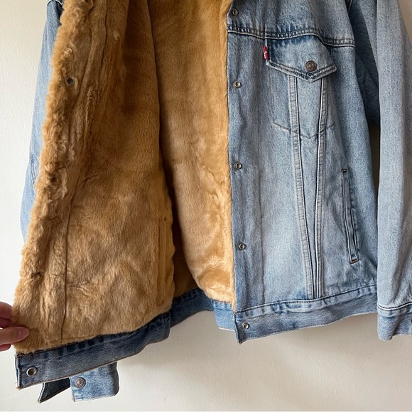 CLOSET CLOSING TODAY • levi’s kara oversized reversible faux fur & denim jacket - Picture 11 of 12